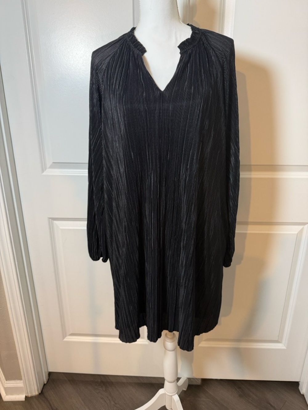 Banana Republic Black Pleated Long-Sleeve Shift Dress